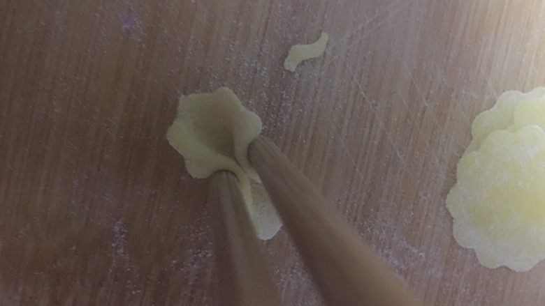 简单蝴蝶面,用筷子夹一下就可以了,很简单的