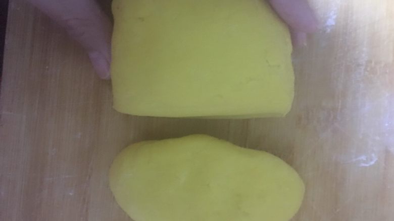 简单蝴蝶面,取南瓜面,切开按扁