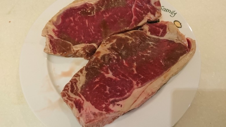 和風嫩煎牛排,<a style='color:red;display:inline-block;' href='/shicai/ 216'>牛肉</a>室溫下回溫,將多余的血水倒掉。