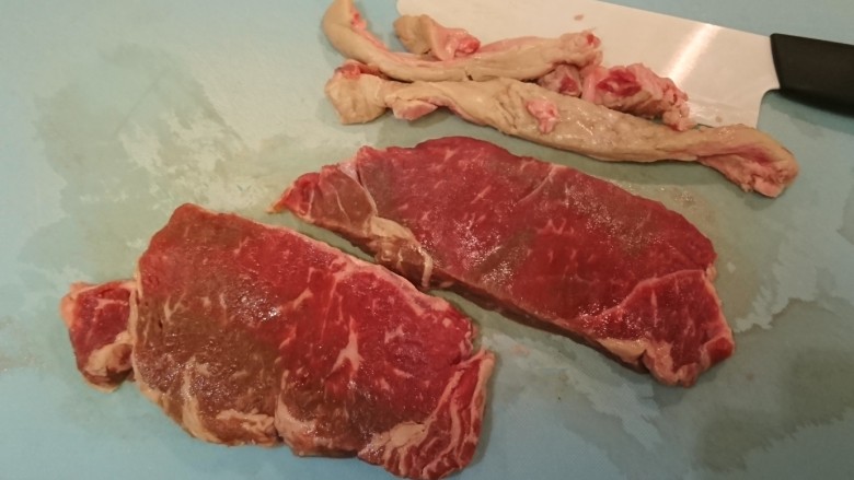 和風嫩煎牛排,修去筋肉部分,注意顧及肉的形狀。