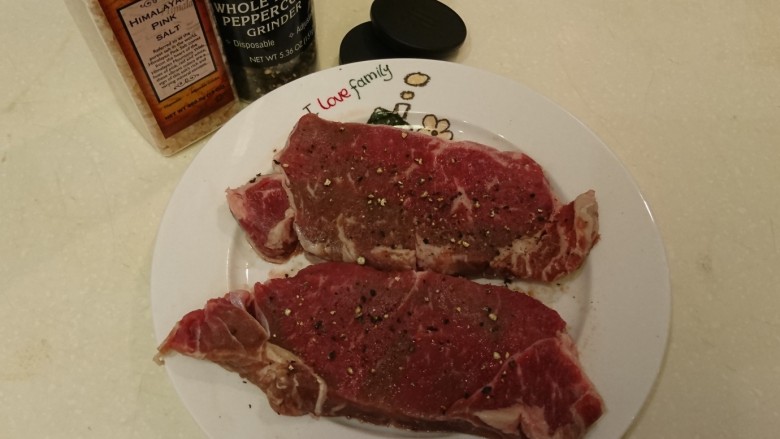 和風嫩煎牛排,烹調前五分鐘,將牛肉兩面都抹上鹽、黑胡椒粒。