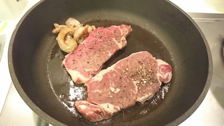 和風嫩煎牛排,牛肉下鍋,視其厚度,1cm厚大約30秒翻面。