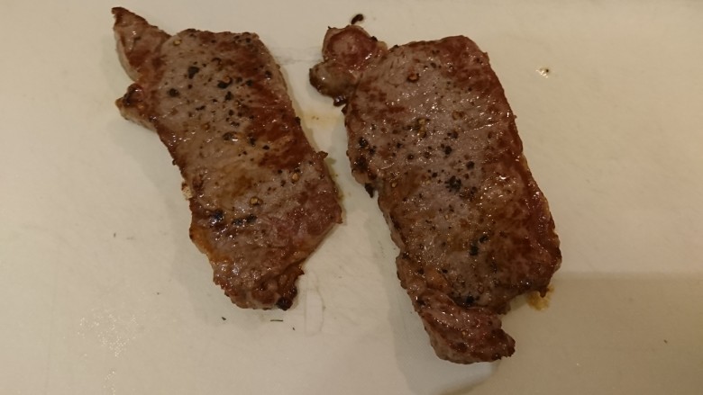 和風嫩煎牛排,將牛肉放在砧板上,靜置1分鐘。