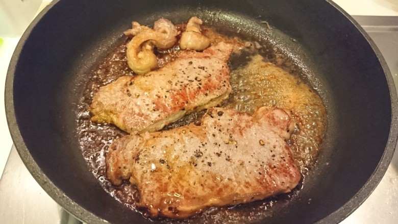 和風嫩煎牛排,讓醬汁充分吸附在牛肉上後,馬上關火。