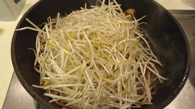 和風嫩煎牛排,再將平底鍋燒熱,加入豆芽拌炒,此時無需再加油及調味。