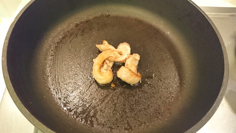和風嫩煎牛排,放入之前卸下的筋肉及沙拉油,待肉香出,就可準備煎牛肉了。