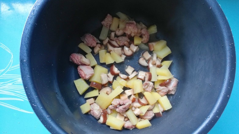 土豆香菇牛腩汤,将所有炒好的食材放入电高压锅中