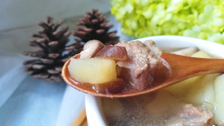 土豆香菇牛腩汤,汤汁特别香,肉质软中带点嚼劲,美味