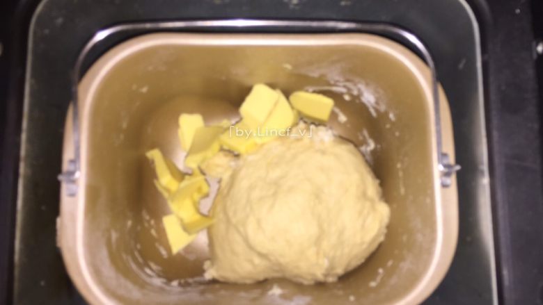 毛毛虫面包,黄油提前室温软化,待面团揉至光滑时加入黄油继续揉