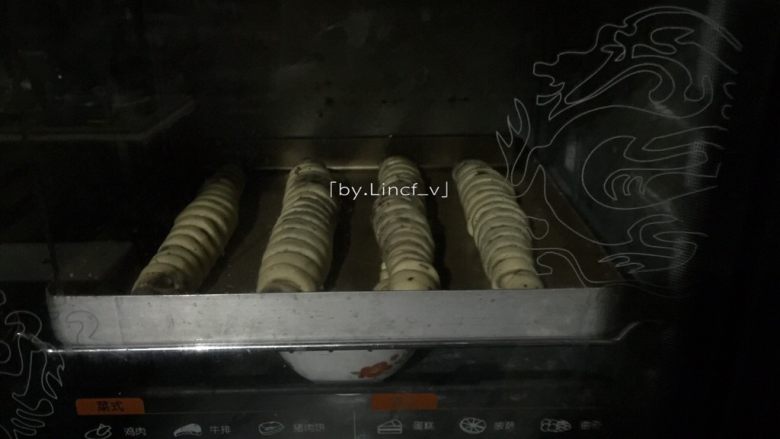 毛毛虫面包,卷好的毛毛虫面段放入烤箱,底部放入热水进行发酵至2倍大
