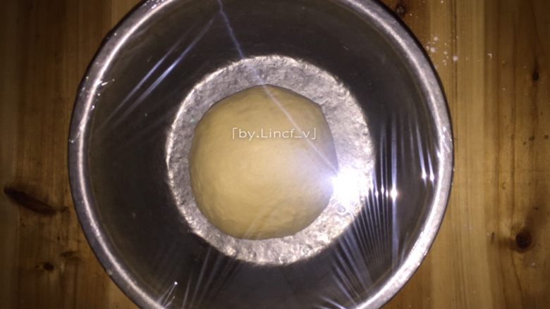 毛毛虫面包,将面团揉至能撑出薄的手套膜时即可揉成光滑面团放入盆中,盖上保鲜膜进行发酵