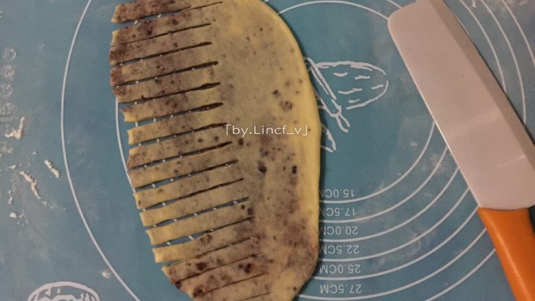 毛毛虫面包,将一半的面片用刀切划出条纹(每个条纹约间隔1cm)