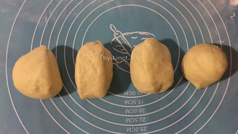 毛毛虫面包,待面团发至2-2.5倍大时，手指戳下不回缩即发酵完成。将面团揉至排出空气 ，分成小面团