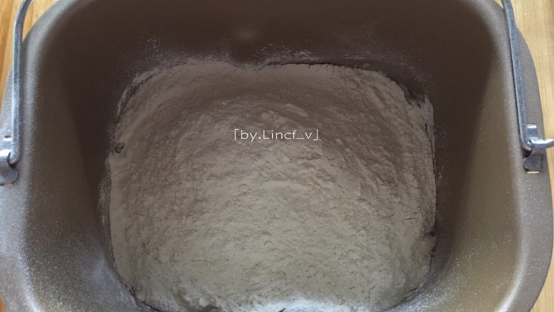 毛毛虫面包,.先将水85g、鸡蛋1个倒入面包桶中,将糖、盐对角放入,然后加入高筋面粉