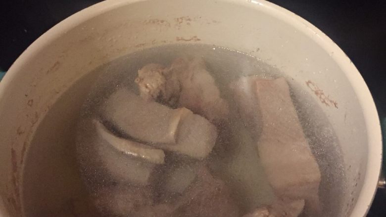 另类回锅肉,水开后关火,这时候肉约有七成熟。把热汤倒掉加入冷水浸泡肉,当水温变暖后把水倒掉,再次加入冷水浸泡。这样的处理,目的是使肉质紧实,口感有弹性。