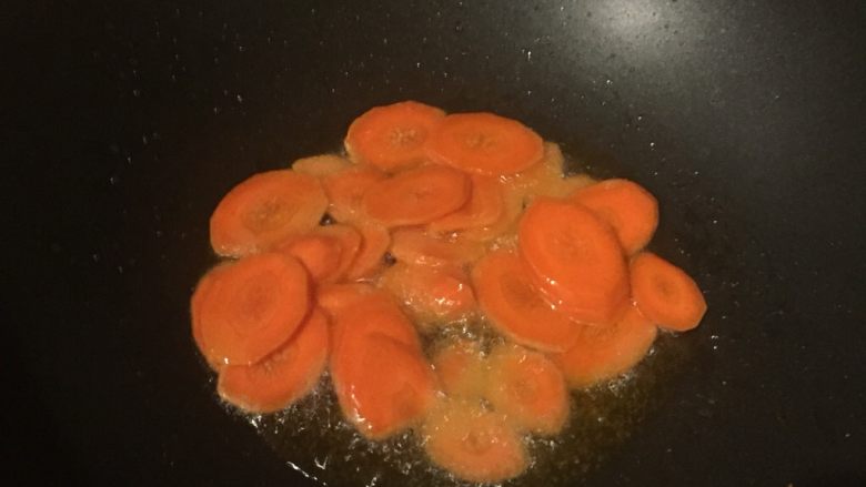 另类回锅肉,热锅热油,放入胡萝卜翻炒10秒钟过油起锅,留下底油。