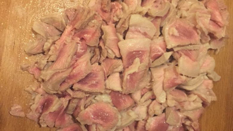 另类回锅肉,把肉从冷水里捞出沥干水分,切成薄片。