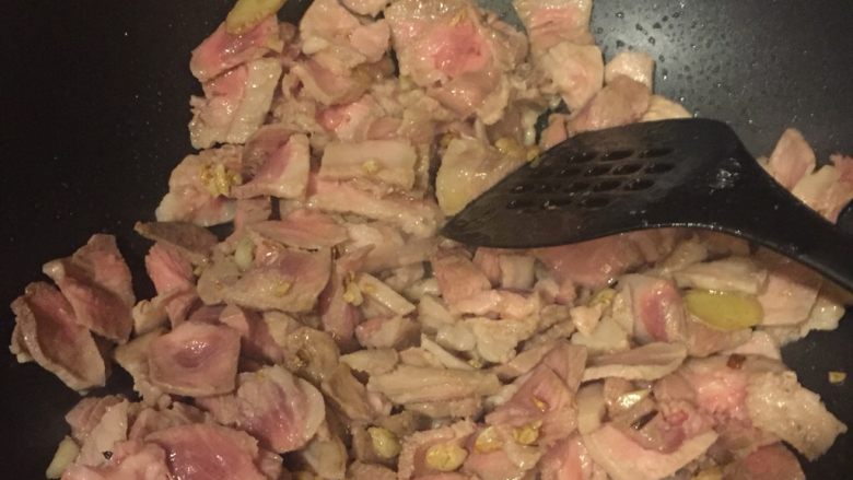 另类回锅肉,放入花肉,加入两勺料酒煸炒。