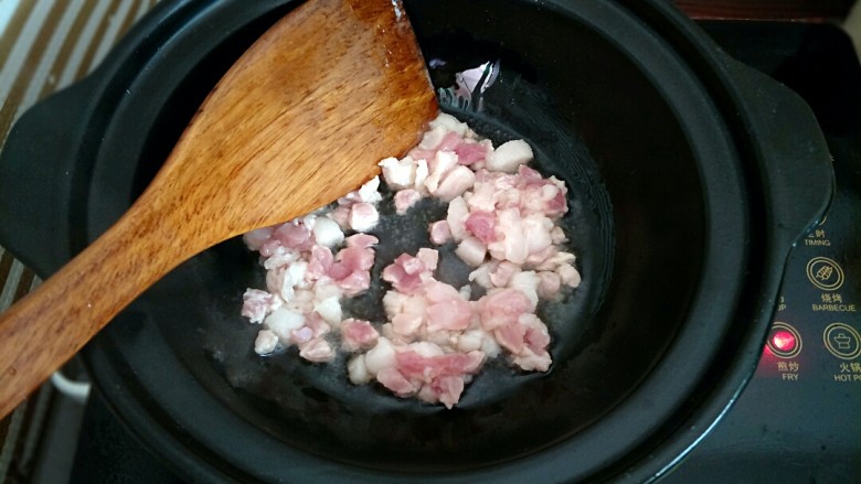 烩豆腐,热锅倒油,放入五花肉丁滑炒