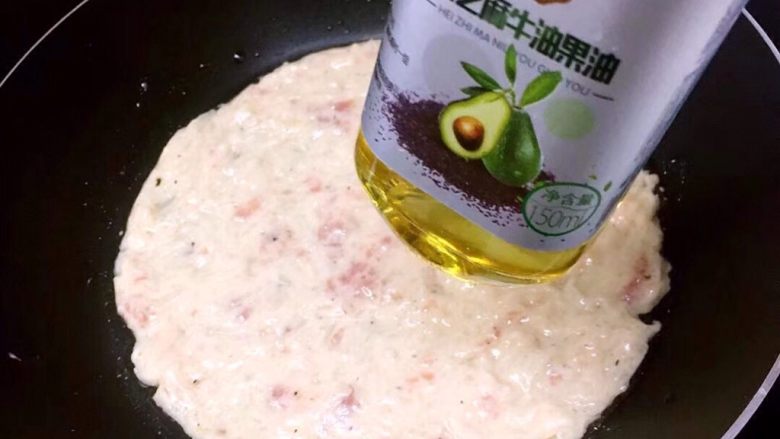 【萝卜丝饼】宝宝早餐,平底锅刷一点黑芝麻牛油果油将摊好的面糊烙熟；
