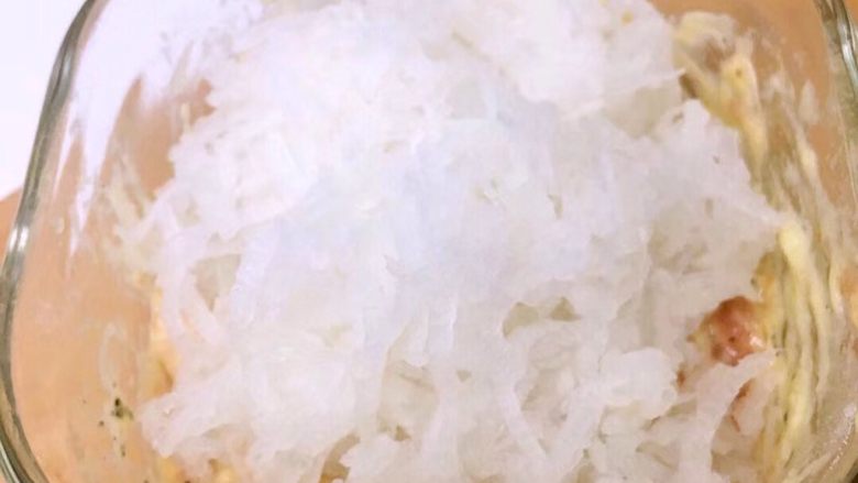 【萝卜丝饼】宝宝早餐,最后加入切好的白萝卜丝拌匀。