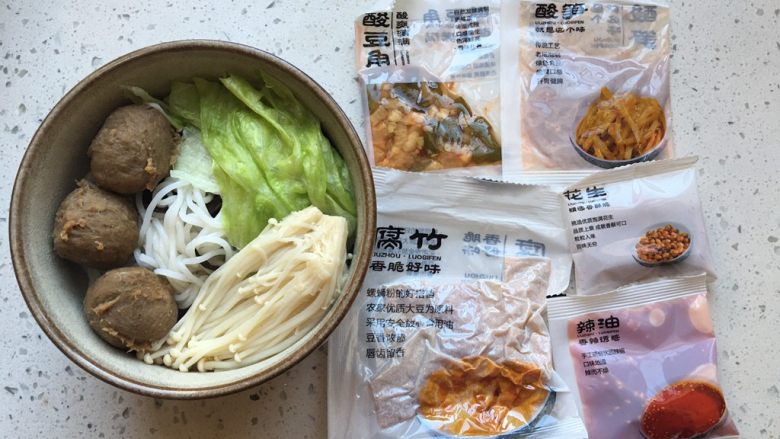 豪华版螺狮粉,加入煮熟的配菜,再加入螺狮粉自带的酸豆角,酸笋,腐竹和花生米