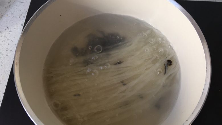 豪华版螺狮粉,将米粉和干木耳放入开水锅中煮10分钟左右,煮至米粉可以用筷子夹断