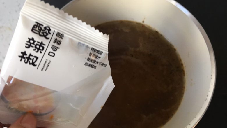 豪华版螺狮粉,锅中加500毫升水,将汤料包和酸辣椒一起倒入锅中煮开