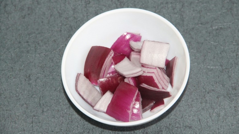 骨肉相连咖喱土豆,<a style='color:red;display:inline-block;' href='/shicai/ 2573'>圆葱</a>半个,切块