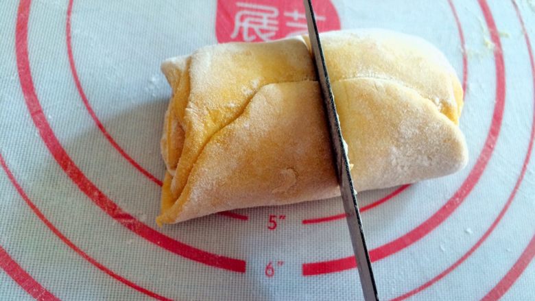 吃掉一朵花+南瓜玫瑰花馒头,卷起,从中间一切为二