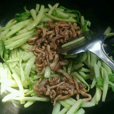 西瓜皮炒肉丝,下肉丝翻炒均匀,加盐胡椒味精生抽调味即可