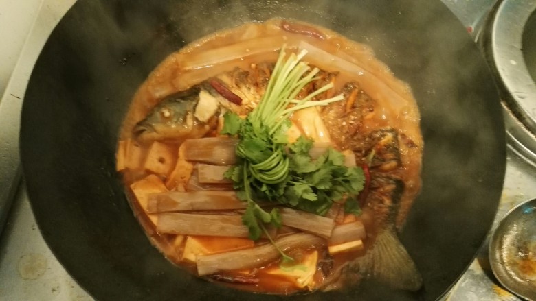 东北得莫利炖鱼,加盐,糖,味精,鸡精调味,将鱼下锅大火煮开,小火慢炖十五分钟。