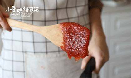 山楂之恋在秋季,经典小吃都在这了~,因为含糖量大,很容易焦底。炒到山楂酱粘在铲子上甩不下来的程度即可(当中可以尝一下,甜度不够可以加糖)。