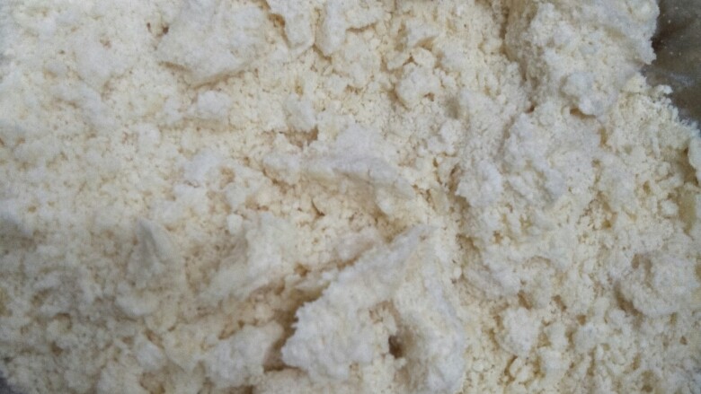 红薯棒,加入低粉用手将黄油面粉捏均匀,出现小块状