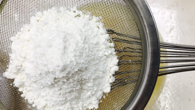 平底锅蛋筒卷,筛入低筋面粉,搅匀至无干粉