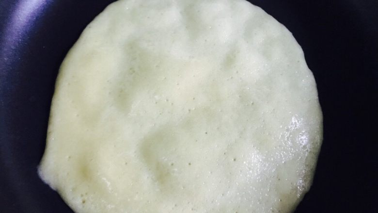 平底锅蛋筒卷,开中火,开始鼓泡的时候可以翻面