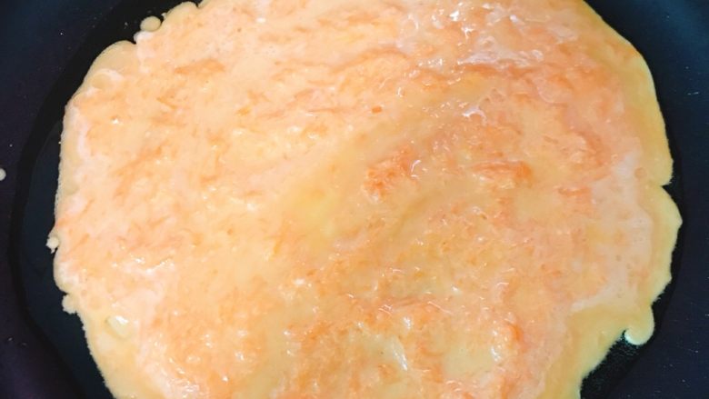 双色爱心鸡蛋薄饼,将胡萝卜面糊放平底锅里摊饼,煎至两面金黄即可