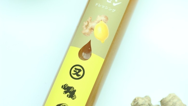 五彩减肥餐,这里提提这个又一鲜的姜和柠檬汁。我的肠胃不好,吃凉性一点的食物就容易拉肚子,素食餐多数我要弄熟了才能吃,黄瓜我曾吃了拉肚子,所以必须再加入姜。这个果汁就解决了我的后顾之忧。柠檬味道也好。