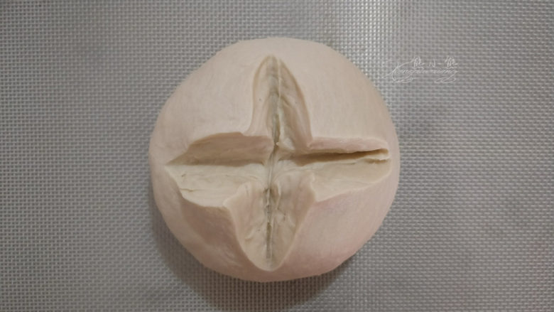 吃掉一朵花——玫瑰苹果挞,<a style='color:red;display:inline-block;' href='/shicai/ 548'>低筋面粉</a>、<a style='color:red;display:inline-block;' href='/shicai/ 550'>高筋面粉</a>、糖、盐混合,放入40g室温软化的<a style='color:red;display:inline-block;' href='/shicai/ 887'>黄油</a>。
倒入清水,揉成光滑的面团(水量根据面粉的吸水率酌情添加)。揉好的面团中间切十字口,放保鲜袋包好,冷藏松弛20分钟。
我用的面包机和面,解放双手。