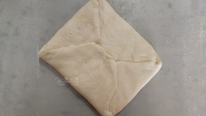 吃掉一朵花——玫瑰苹果挞,将黄油包住,稍按紧实将气体拍出,捏紧收口处。