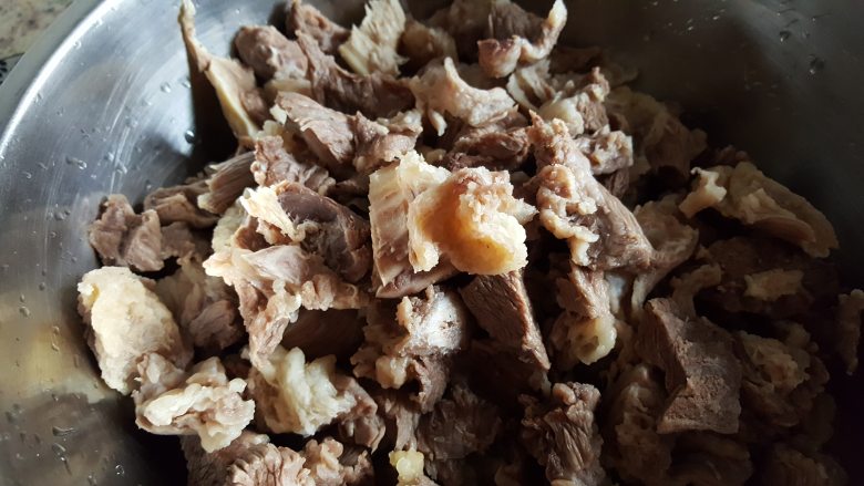 红烧牛肉,3.煮好的牛肉用温水冲洗干净,备用。