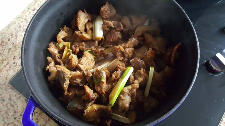 红烧牛肉,15.将肉倒入,已经准备好的铸铁锅中。