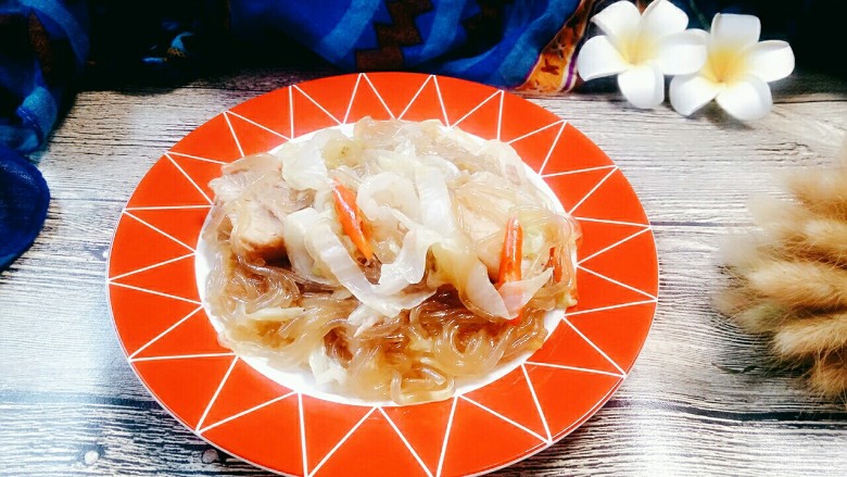 粉条白菜炖肉,摆盘,一份热乎乎的白菜粉条炖肉就好了