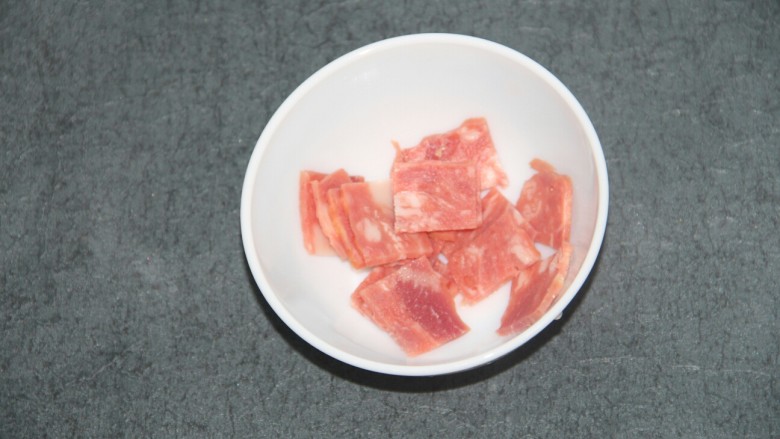 培根黑椒意面,煮面的同时,可以准备<a style='color:red;display:inline-block;' href='/shicai/ 443'>培根</a>,切成小块