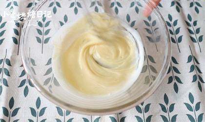 这一窝可爱的小鸡烧果子，你还能控制住你记几？,<a style='color:red;display:inline-block;' href='/shicai/ 893'>炼乳</a>、<a style='color:red;display:inline-block;' href='/shicai/ 8197'>淡奶油</a>混合均匀。