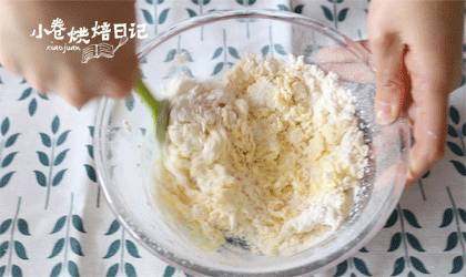 这一窝可爱的小鸡烧果子，你还能控制住你记几？,筛入<a style='color:red;display:inline-block;' href='/shicai/ 548'>低筋面粉</a>，加入<a style='color:red;display:inline-block;' href='/shicai/ 702'>泡打粉</a>，切拌均匀。
