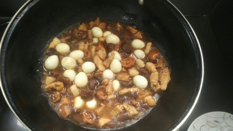 五花肉香菇烧鹌鹑蛋,先加入盐调味,鹌鹑蛋不容易入味,小火慢炖
