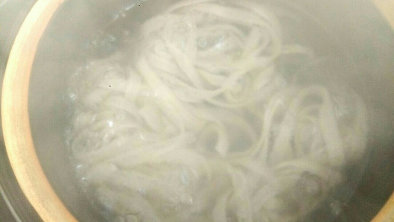 白菜粉条冻豆腐,砂锅放入适量清水,放入粉条,大火烧开