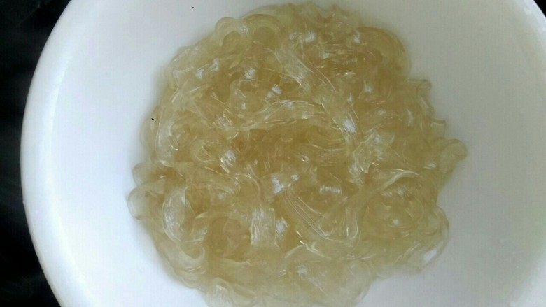 白菜粉条冻豆腐,捞出粉条待用