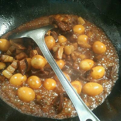 五花肉香菇烧鹌鹑蛋,汤汁渐渐浓稠,加胡椒味精调味